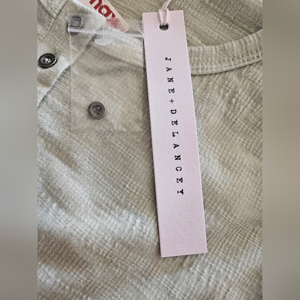 NWT Button Short Sleeve Top - Picture 4 of 5